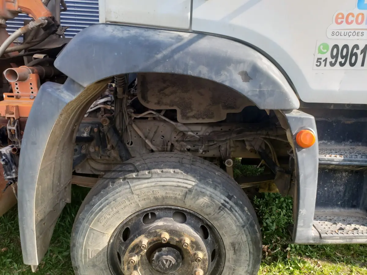 LOTE 001 - UM CAMINHÃO VW/26.280 CRM 6X4, PLACAS IVY-0096, ANO 2014, BRANCO, DIESEL