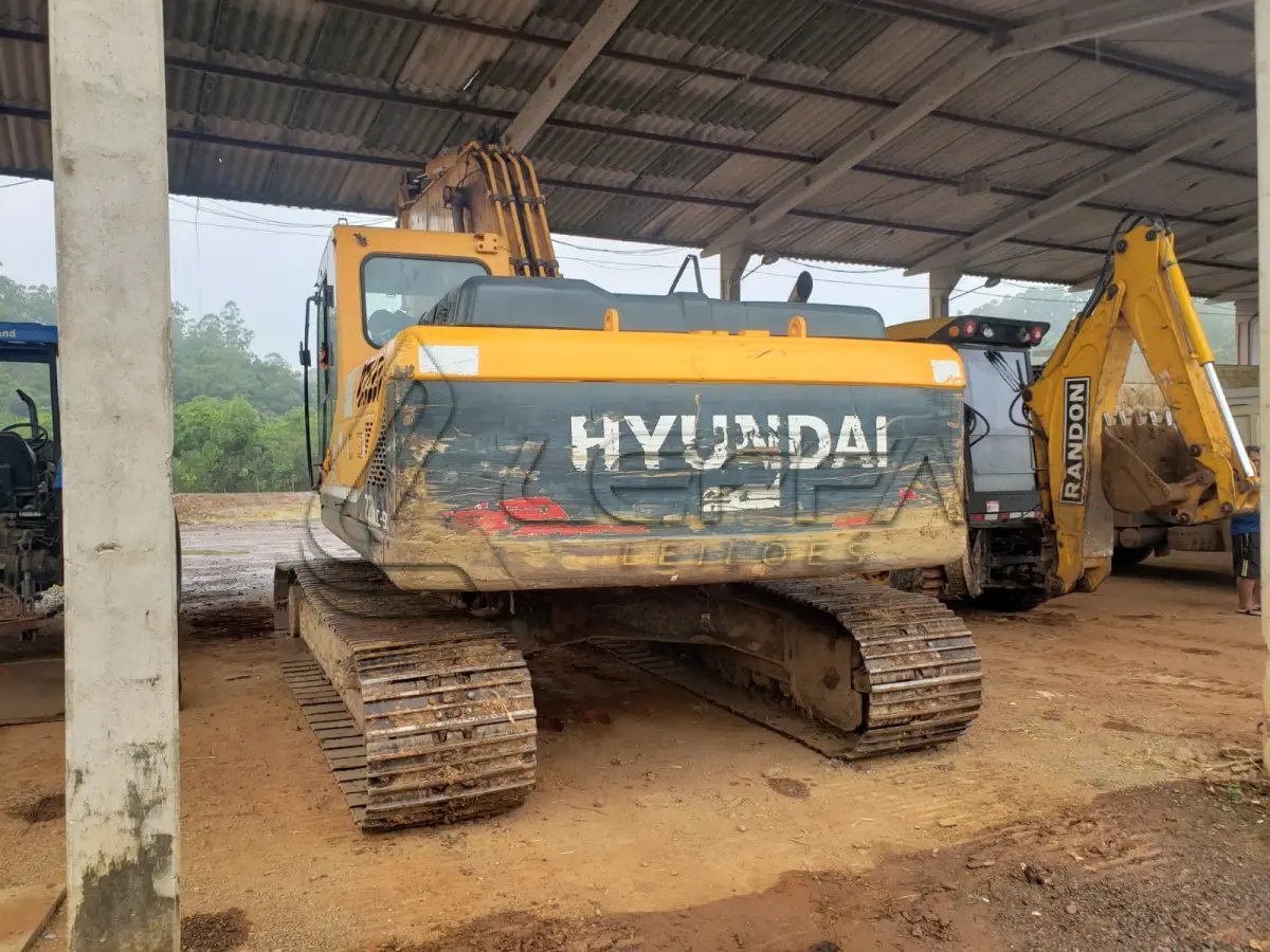 LOTE 001 - UMA ESCAVADEIRA DE ESTEIRA HYUNDAI 220 LC, 9s, ano/modelo 2014
