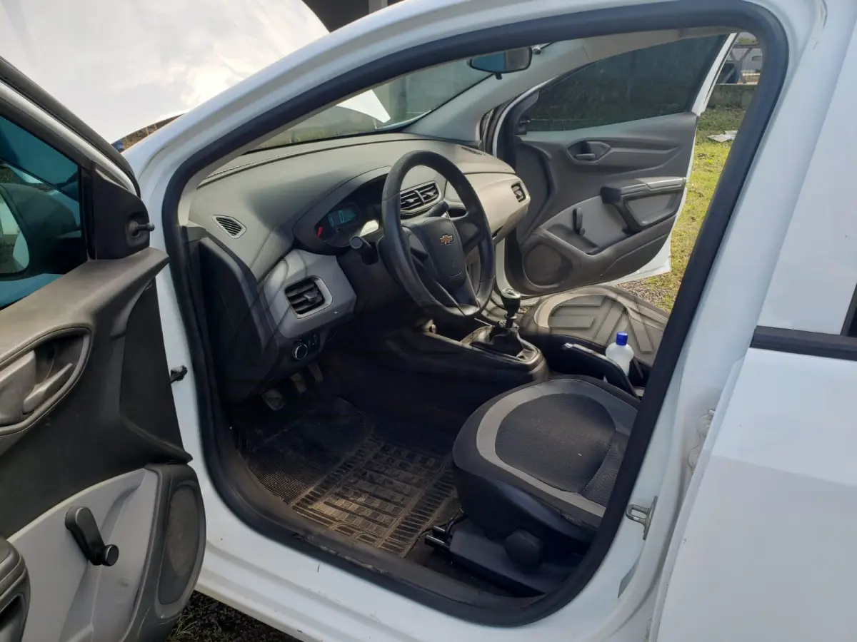 LOTE 006 - VEÍCULO CHEVROLET/ONIX, 1.0 MT IS, PLACAS IXF-8997, ANO/MODELO 2016