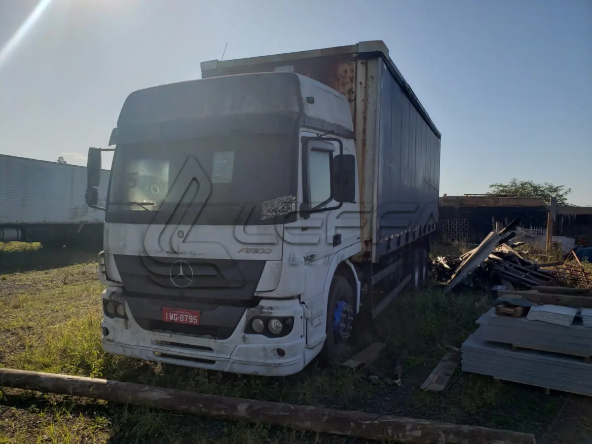 LOTE 001 - UM CAMINHÃO MERCEDEZ BENZ/ATEGO 2426, PLACAS IWG-8795, ANO 2014 MODELO 2014, RENAVAM 1034819914