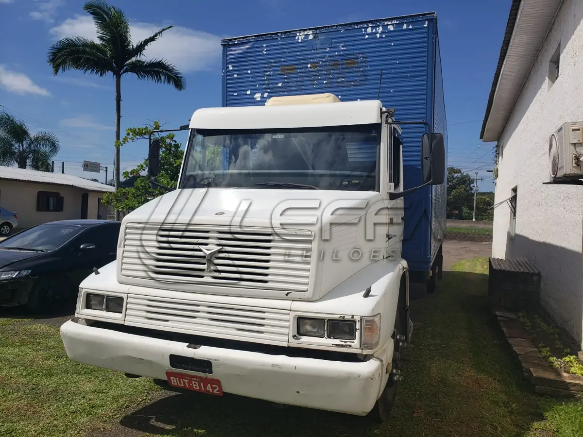 LOTE 001 - UM CAMINHÃO MERCEDES BENZ/L 1218, ano 1994, RENAVAM 621163775, COM BAÚ, PLACAS BUT-8142