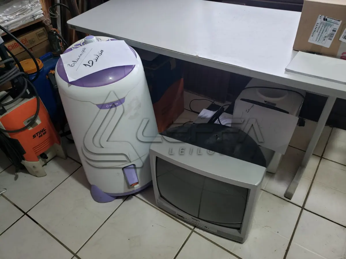 LOTE 003 - SUCATAS: INFORMÁTICA, TV, APARELHO DE SOM, IMPRESSORAS, LAVA JATO, TANQUINHO DE LAVAR ROUPA, UM CLIMATIZADOR DE AMBIENTES, RODAS DE FERRO PARA CAMINHÃO 1000X20
