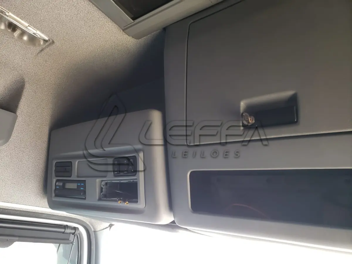 LOTE 001 - UM CAMINHÃO MERCEDEZ BENZ/ATEGO 2426, PLACAS IWG-8795, ANO 2014 MODELO 2014, RENAVAM 1034819914