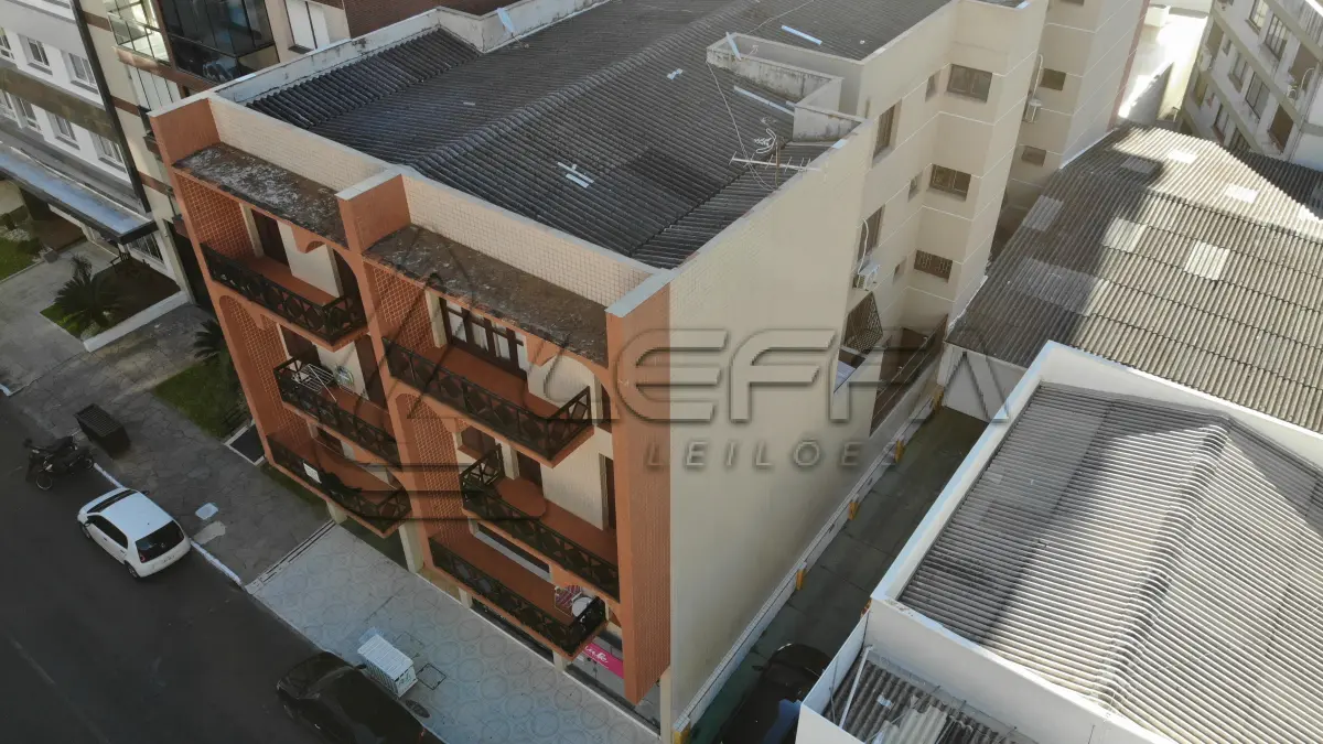 LOTE 001 - Apto 204 no Edifício Saveiro, no centro de Torres/RS