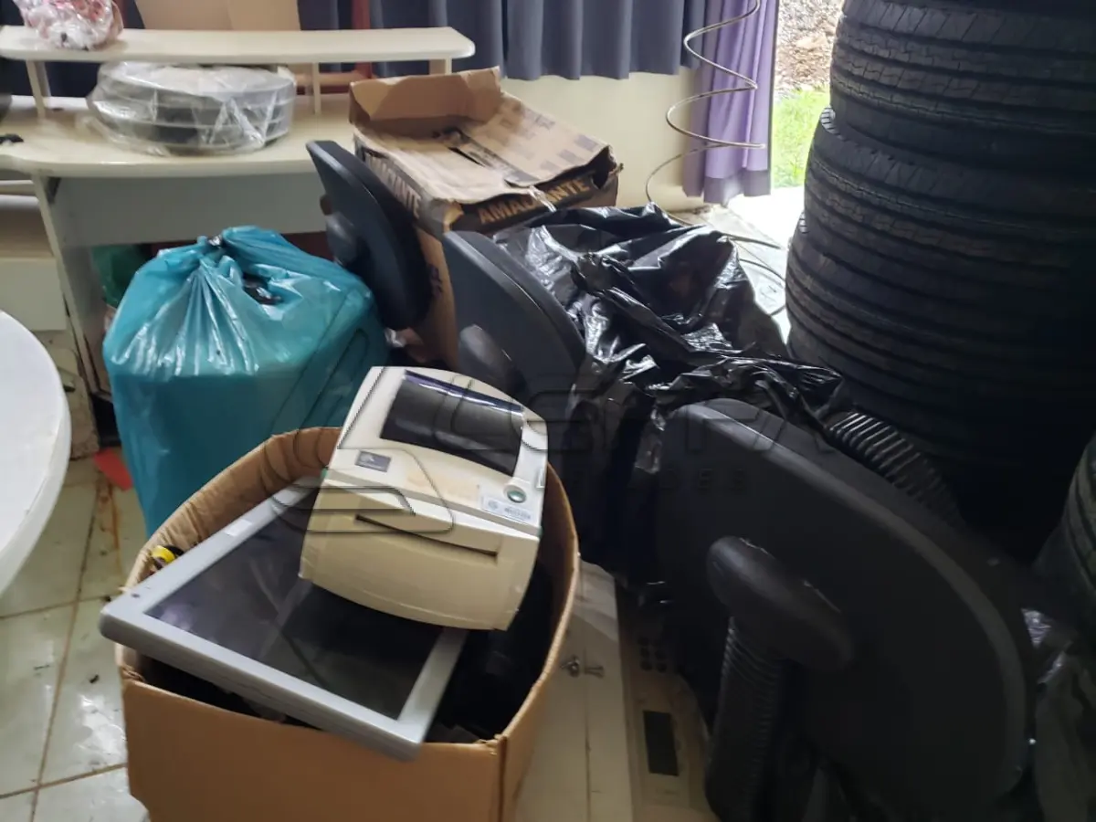 LOTE 003 - SUCATAS: INFORMÁTICA, TV, APARELHO DE SOM, IMPRESSORAS, LAVA JATO, TANQUINHO DE LAVAR ROUPA, UM CLIMATIZADOR DE AMBIENTES, RODAS DE FERRO PARA CAMINHÃO 1000X20