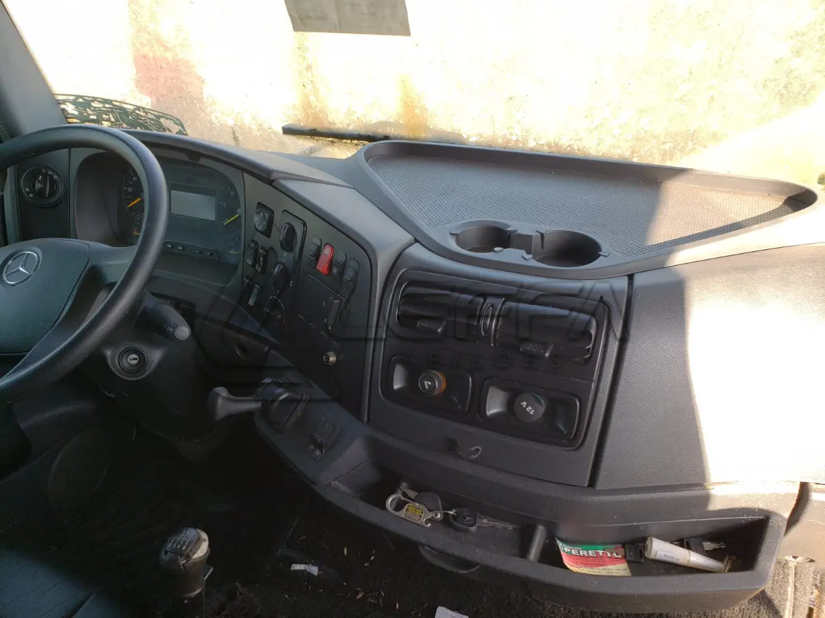 LOTE 001 - UM CAMINHÃO MERCEDEZ BENZ/ATEGO 2426, PLACAS IWG-8795, ANO 2014 MODELO 2014, RENAVAM 1034819914