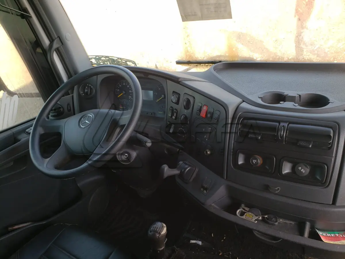 LOTE 001 - UM CAMINHÃO MERCEDEZ BENZ/ATEGO 2426, PLACAS IWG-8795, ANO 2014 MODELO 2014, RENAVAM 1034819914