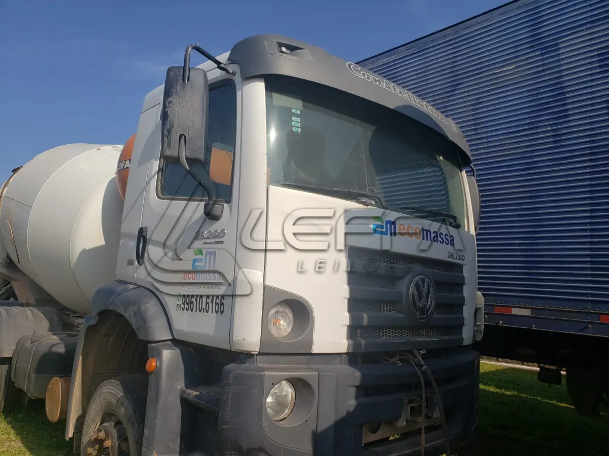 LOTE 001 - UM CAMINHÃO VW/26.280 CRM 6X4, PLACAS IVY-0096, ANO 2014, BRANCO, DIESEL