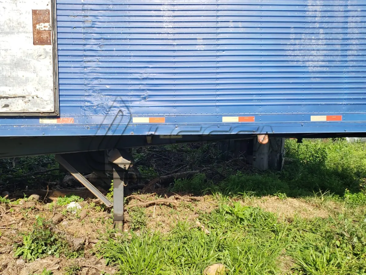 LOTE 007 - UM SEMI-REBOQUE, MARCA SR/RANDON SR FG, COM BAÚ, PLACAS CRY-2719, ANO 1999, RENAVAM 724070028, VEÍCULO RECUPERADO, COR AZUL