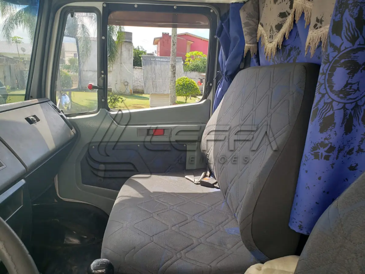 LOTE 001 - UM CAMINHÃO MERCEDES BENZ/L 1218, ano 1994, RENAVAM 621163775, COM BAÚ, PLACAS BUT-8142