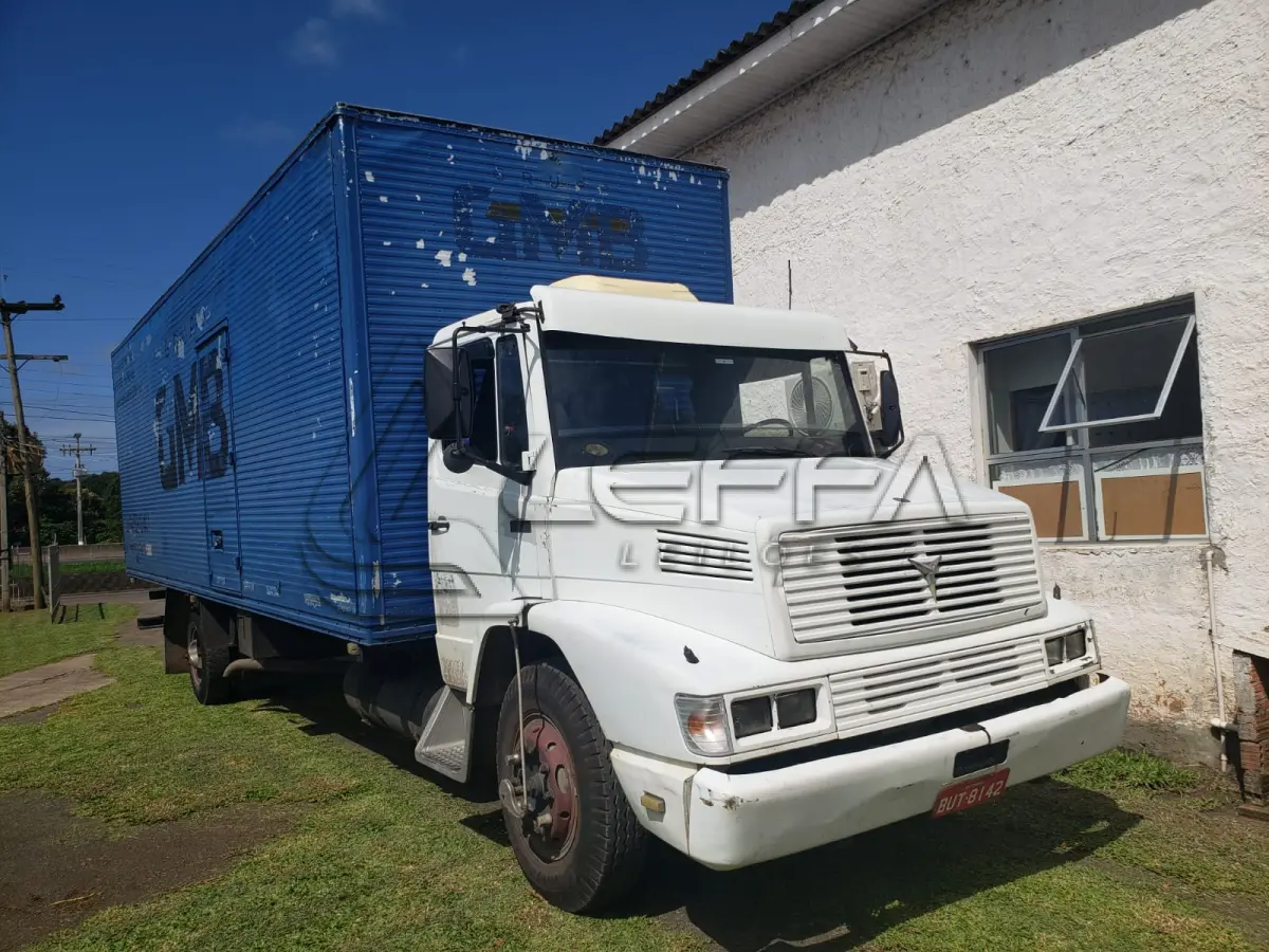 LOTE 001 - UM CAMINHÃO MERCEDES BENZ/L 1218, ano 1994, RENAVAM 621163775, COM BAÚ, PLACAS BUT-8142