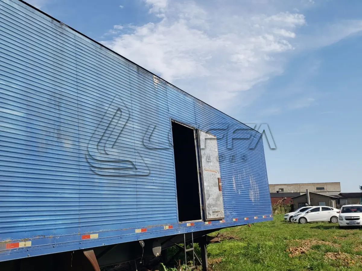LOTE 007 - UM SEMI-REBOQUE, MARCA SR/RANDON SR FG, COM BAÚ, PLACAS CRY-2719, ANO 1999, RENAVAM 724070028, VEÍCULO RECUPERADO, COR AZUL