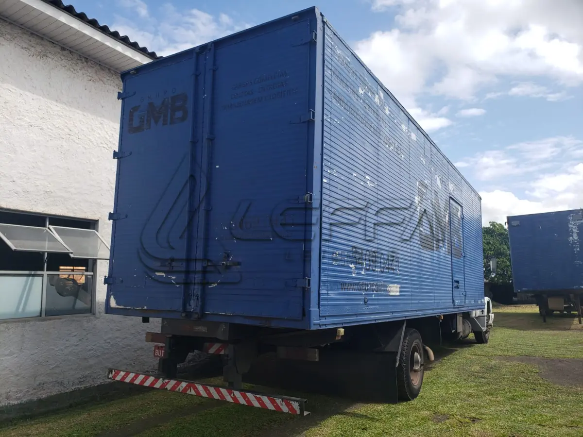 LOTE 001 - UM CAMINHÃO MERCEDES BENZ/L 1218, ano 1994, RENAVAM 621163775, COM BAÚ, PLACAS BUT-8142