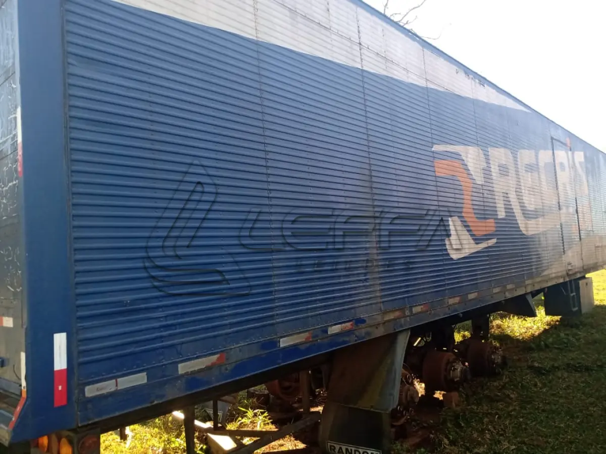 LOTE 005 - UM SEMI-REBOQUE, MARCA SR/RANDON SR FG, COM BAÚ, PLACAS IMY-9780, RENAVAM 877728089, ANO 2006, COR AZUL