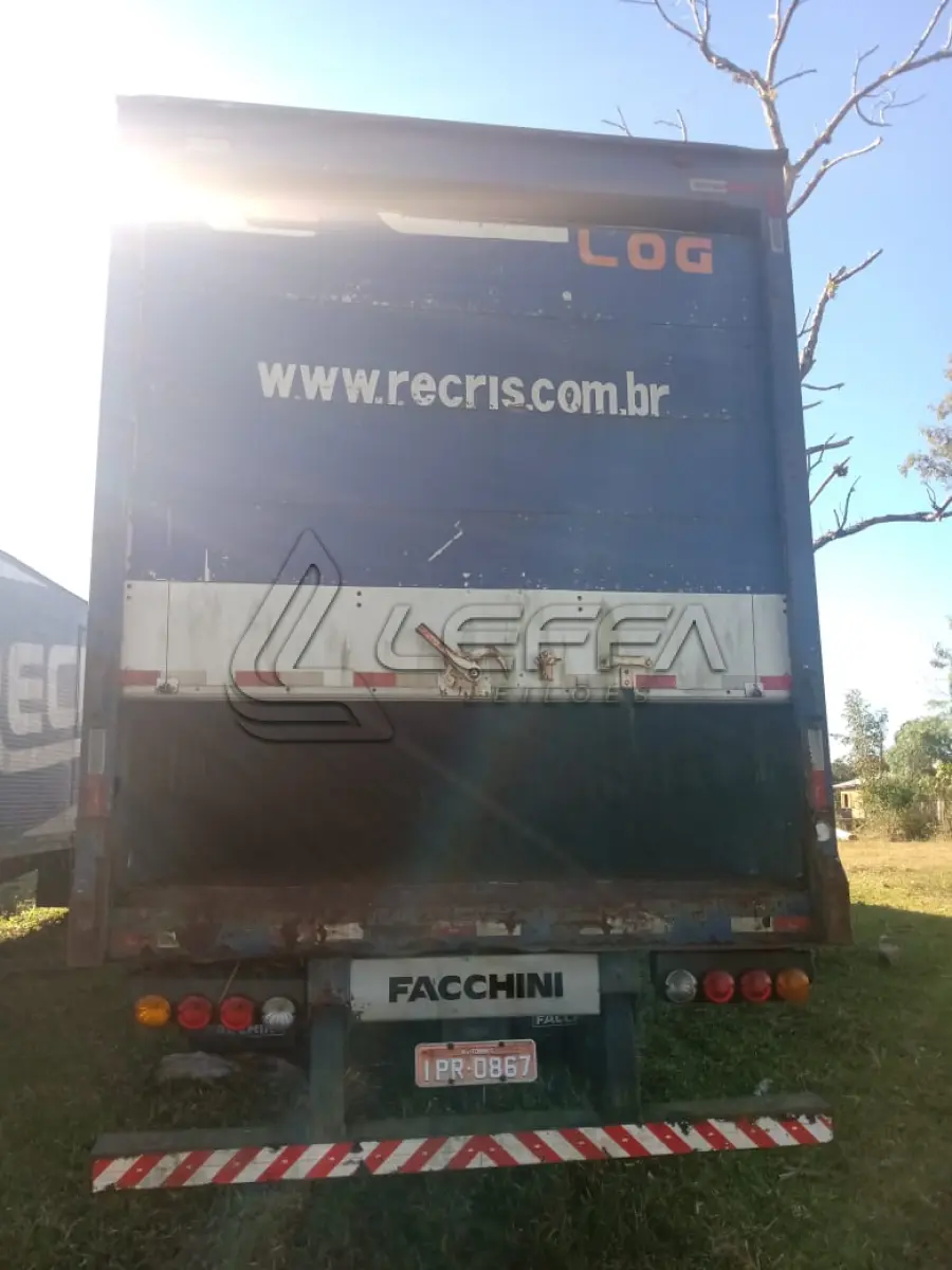LOTE 006 - UM SEMI-REBOQUE, MARCA SR/ FACCHINI SRF CF, COM BAÚ, PLACAS IPR-0867, ANO 2009, RENAVAM 133738353.