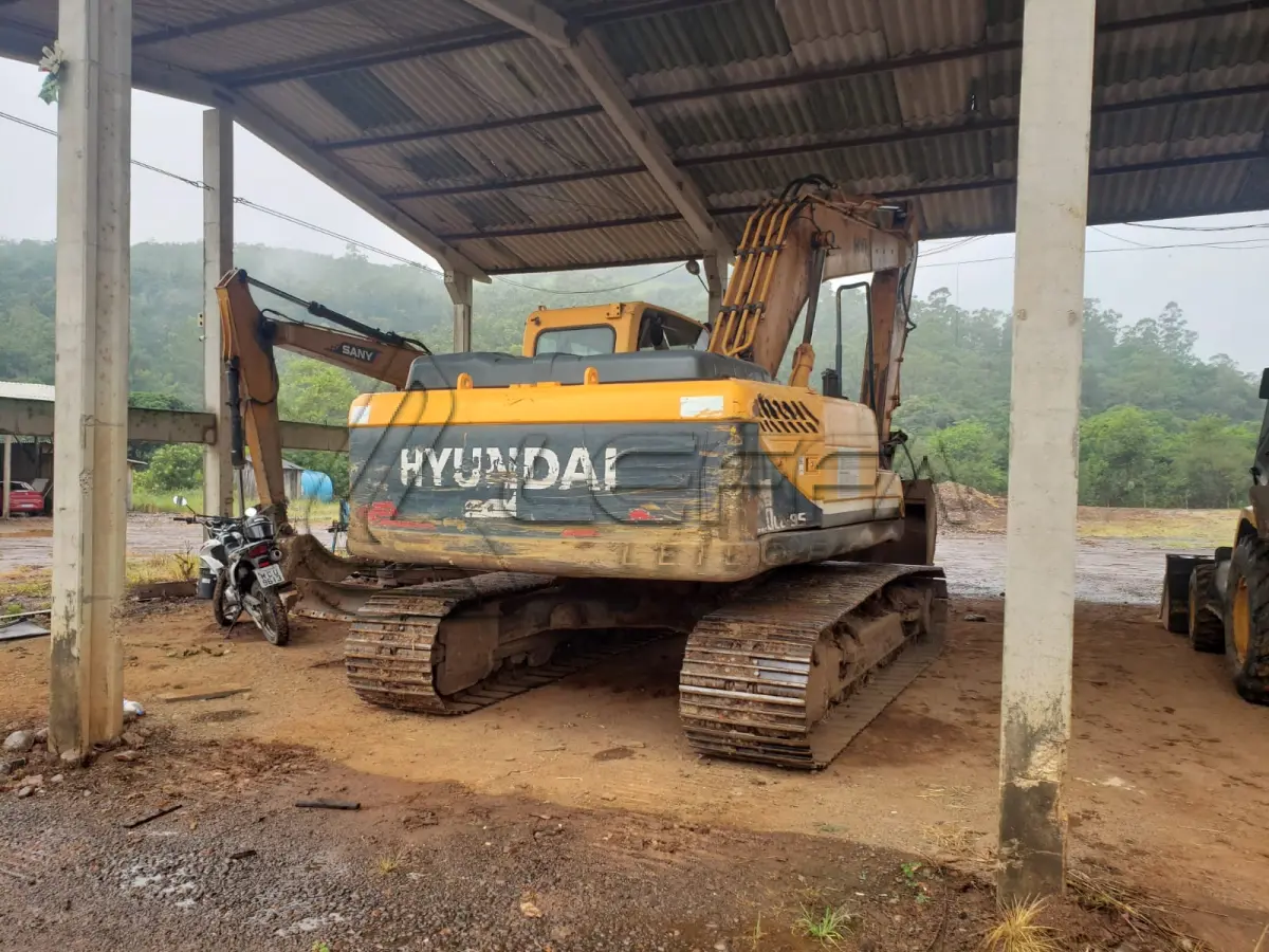 LOTE 001 - UMA ESCAVADEIRA DE ESTEIRA HYUNDAI 220 LC, 9s, ano/modelo 2014