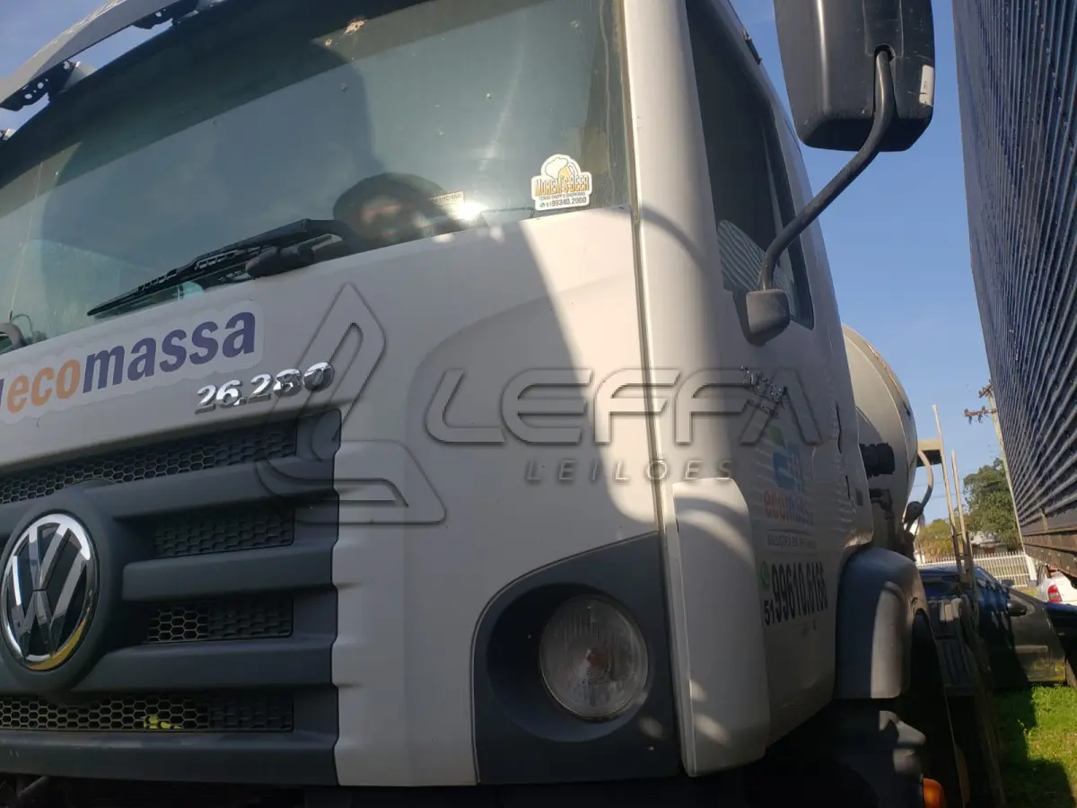 LOTE 001 - UM CAMINHÃO VW/26.280 CRM 6X4, PLACAS IVY-0096, ANO 2014, BRANCO, DIESEL