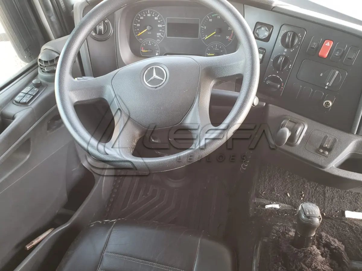 LOTE 001 - UM CAMINHÃO MERCEDEZ BENZ/ATEGO 2426, PLACAS IWG-8795, ANO 2014 MODELO 2014, RENAVAM 1034819914