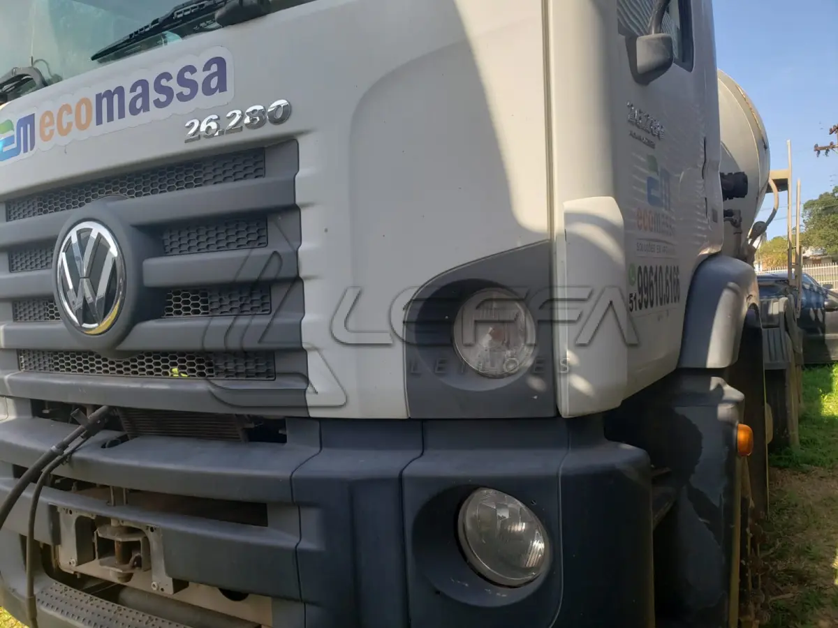 LOTE 001 - UM CAMINHÃO VW/26.280 CRM 6X4, PLACAS IVY-0096, ANO 2014, BRANCO, DIESEL