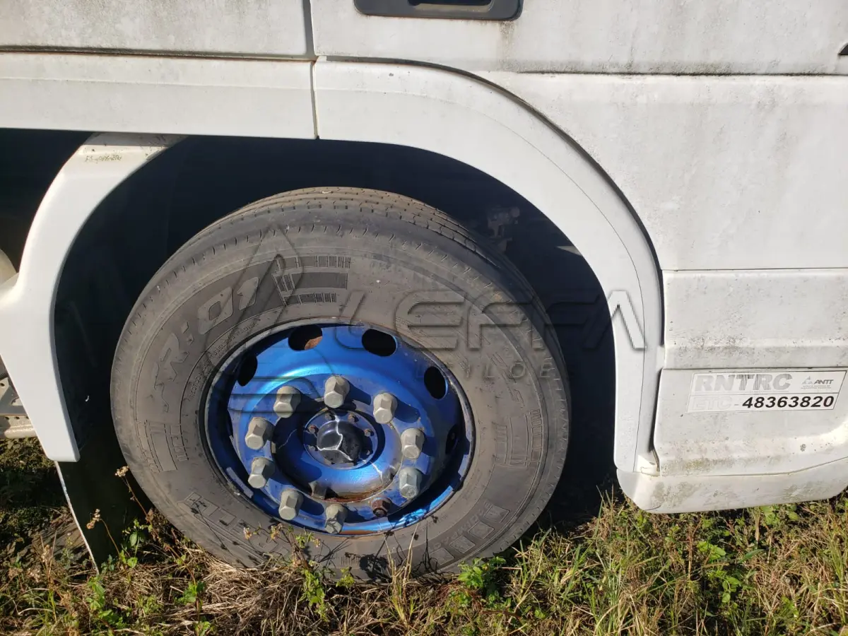 LOTE 001 - UM CAMINHÃO MERCEDEZ BENZ/ATEGO 2426, PLACAS IWG-8795, ANO 2014 MODELO 2014, RENAVAM 1034819914