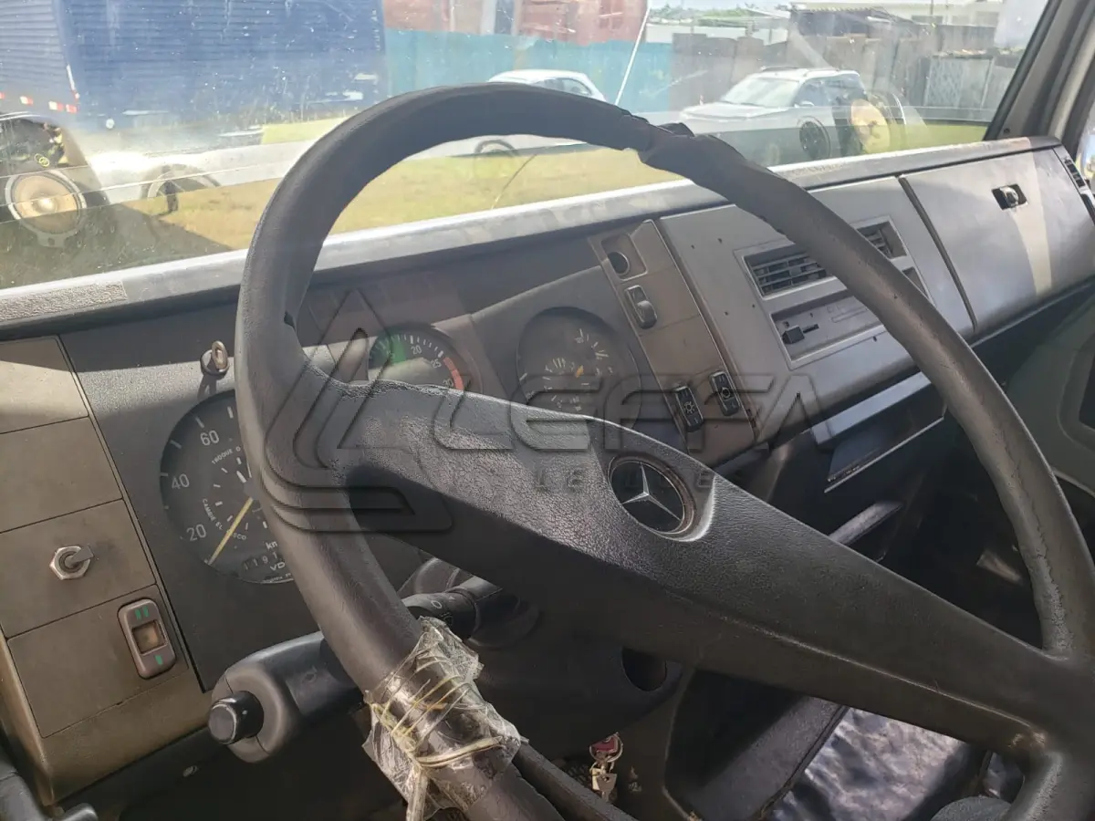 LOTE 001 - UM CAMINHÃO MERCEDES BENZ/L 1218, ano 1994, RENAVAM 621163775, COM BAÚ, PLACAS BUT-8142