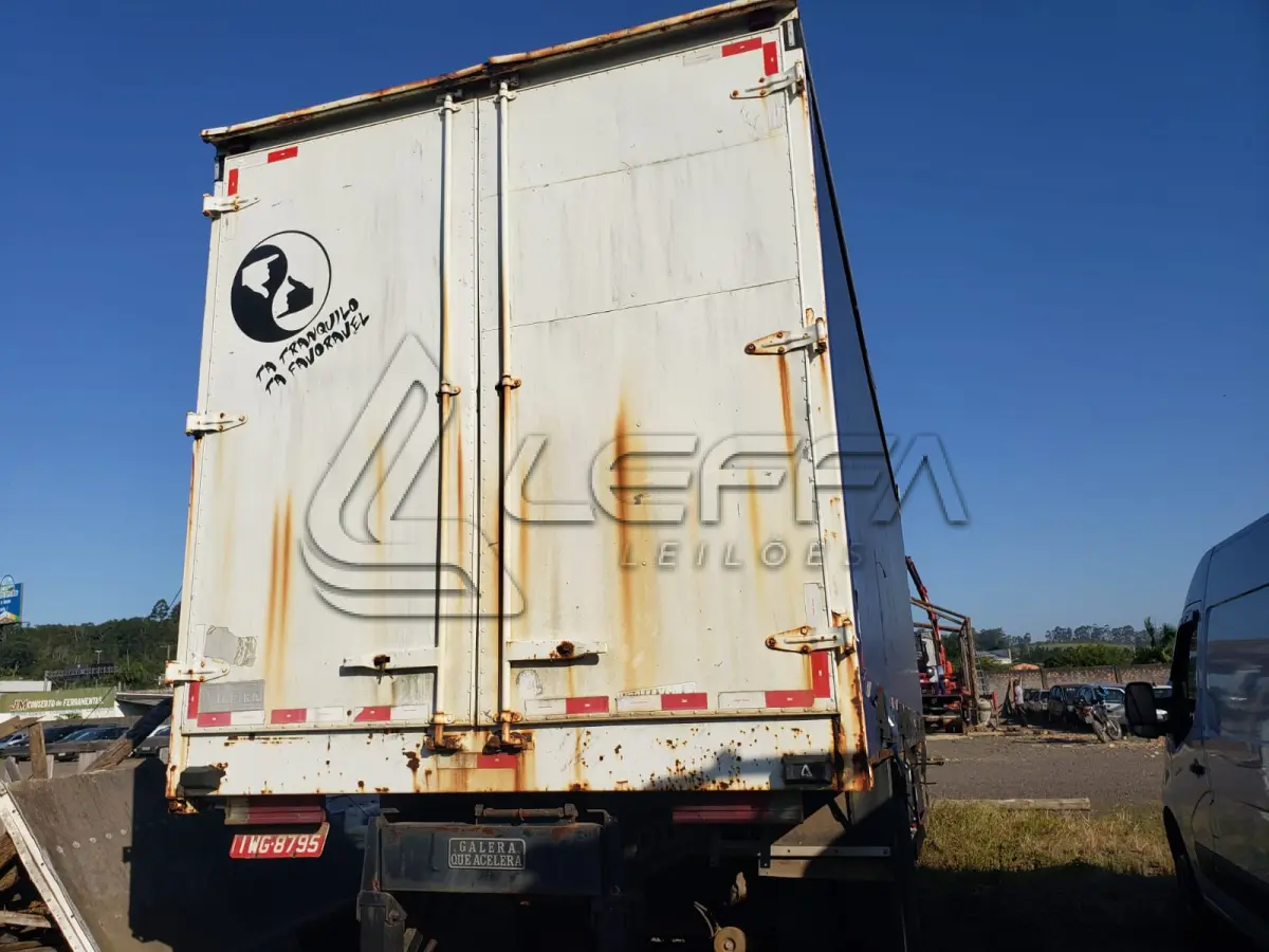 LOTE 001 - UM CAMINHÃO MERCEDEZ BENZ/ATEGO 2426, PLACAS IWG-8795, ANO 2014 MODELO 2014, RENAVAM 1034819914