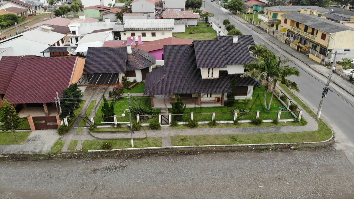 LOTE 001 - Dois Terrenos, Lote 01 e 02 da quadra C, com casa de alvenaria com dois pavimentos, na praia Verde Mar em Arroio do Sal/RS