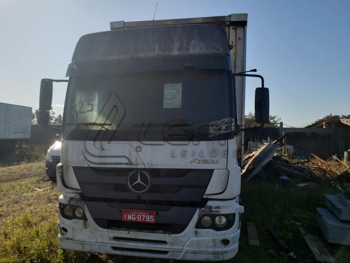 LOTE 001 - UM CAMINHÃO MERCEDEZ BENZ/ATEGO 2426, PLACAS IWG-8795, ANO 2014 MODELO 2014, RENAVAM 1034819914