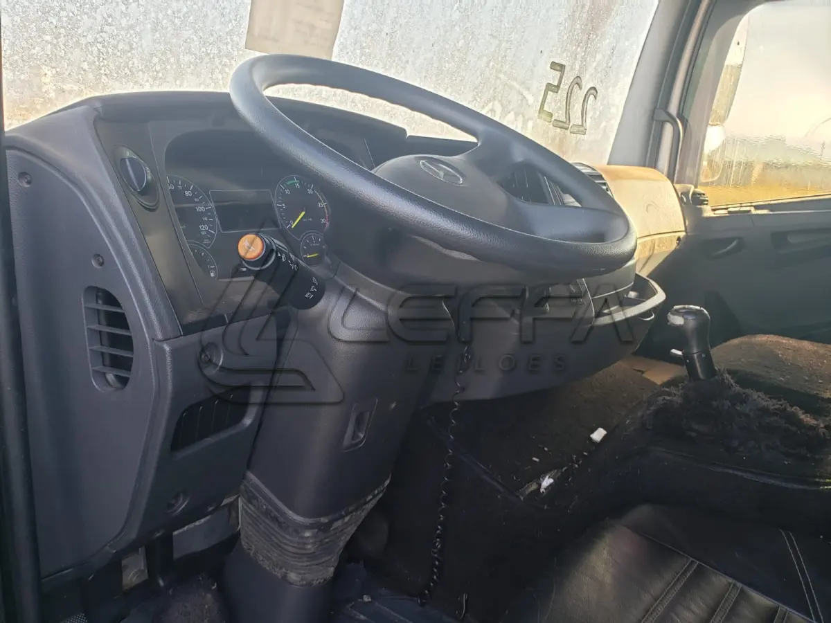 LOTE 001 - UM CAMINHÃO MERCEDEZ BENZ/ATEGO 2426, PLACAS IWG-8795, ANO 2014 MODELO 2014, RENAVAM 1034819914
