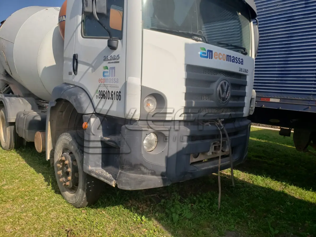 LOTE 001 - UM CAMINHÃO VW/26.280 CRM 6X4, PLACAS IVY-0096, ANO 2014, BRANCO, DIESEL