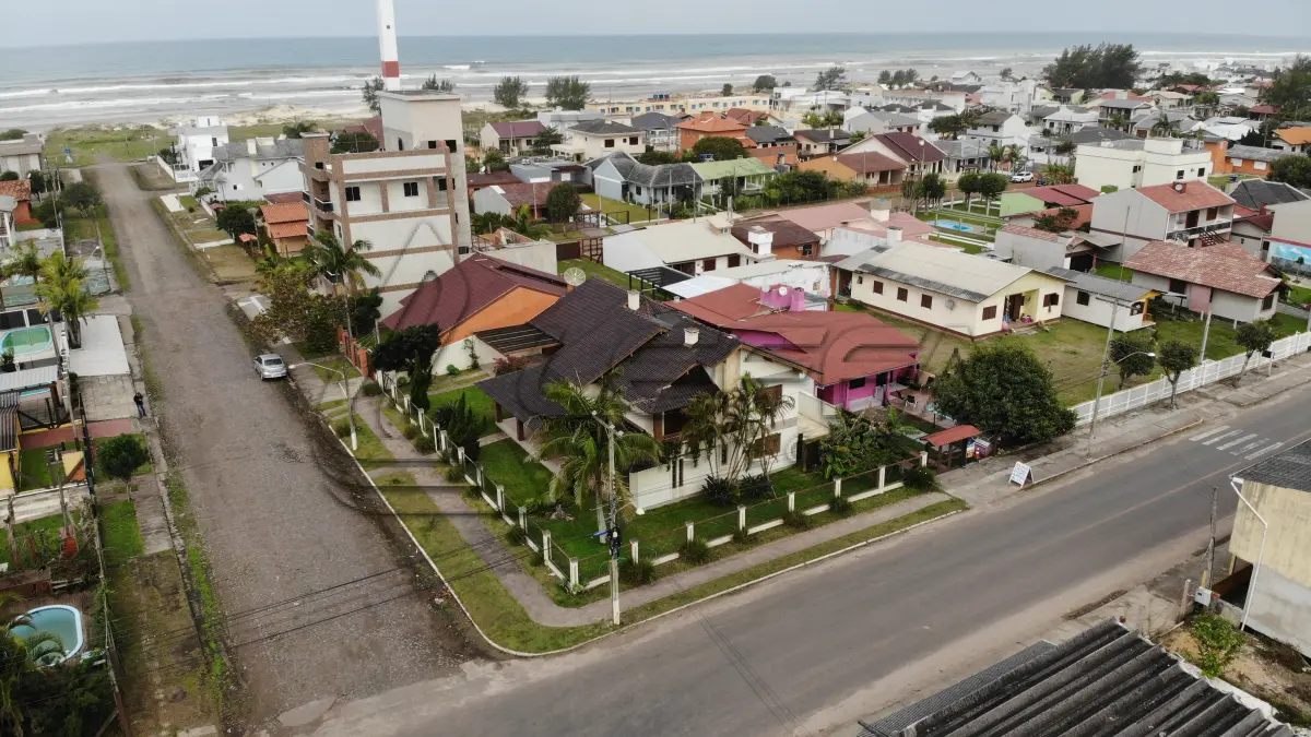 LOTE 001 - Dois Terrenos, Lote 01 e 02 da quadra C, com casa de alvenaria com dois pavimentos, na praia Verde Mar em Arroio do Sal/RS