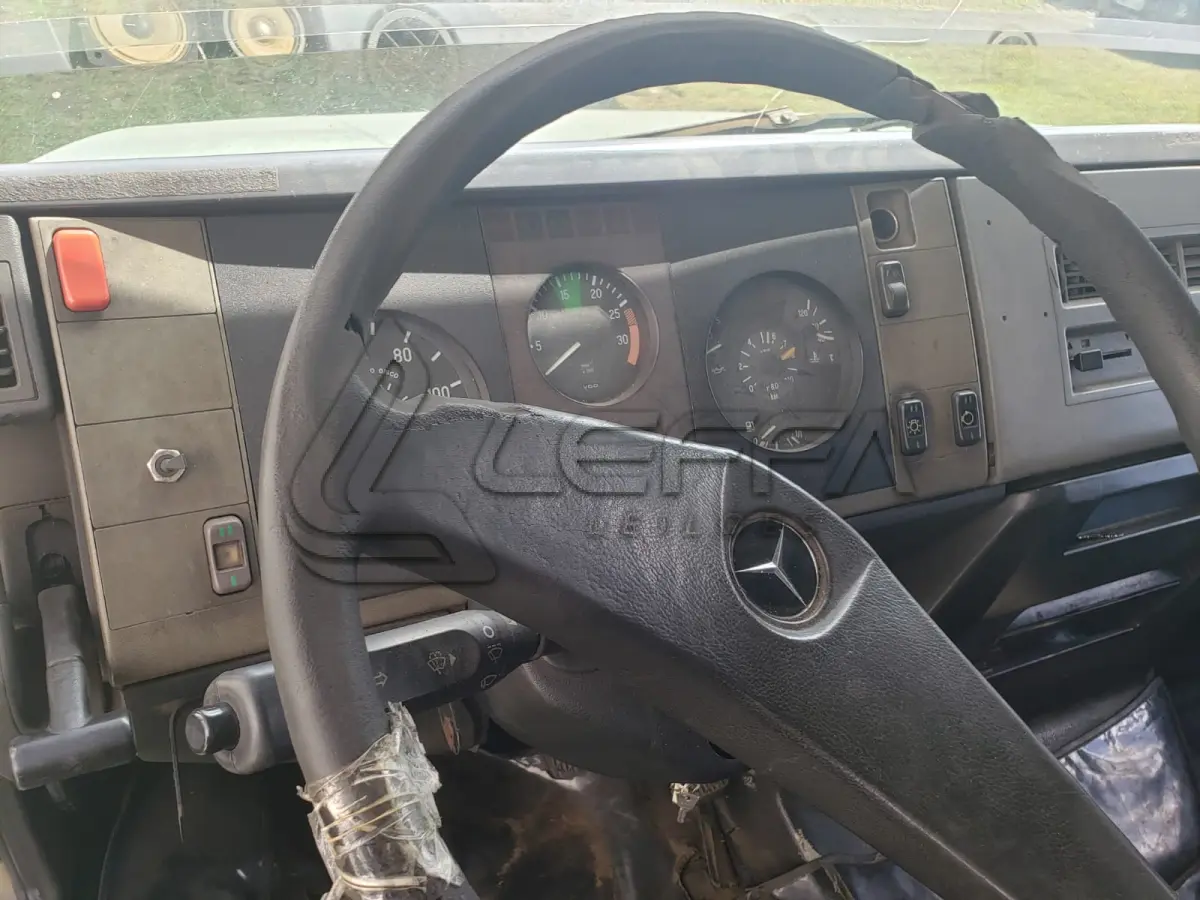 LOTE 001 - UM CAMINHÃO MERCEDES BENZ/L 1218, ano 1994, RENAVAM 621163775, COM BAÚ, PLACAS BUT-8142
