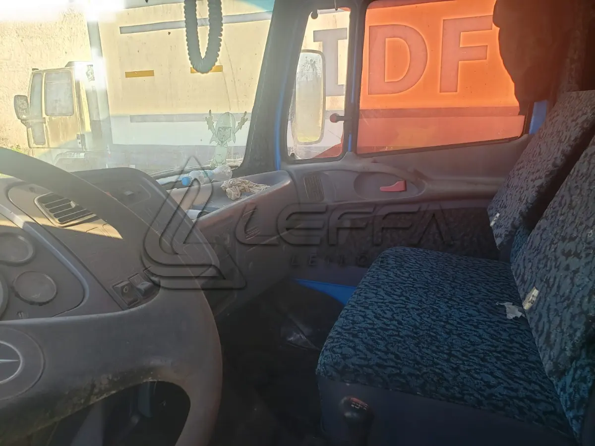 LOTE 003 - UM CAMINHÃO MERCEDES BENZ/L 1418R, PLACAS AJI-8263, ANO/MODELO 2000, COR AZUL