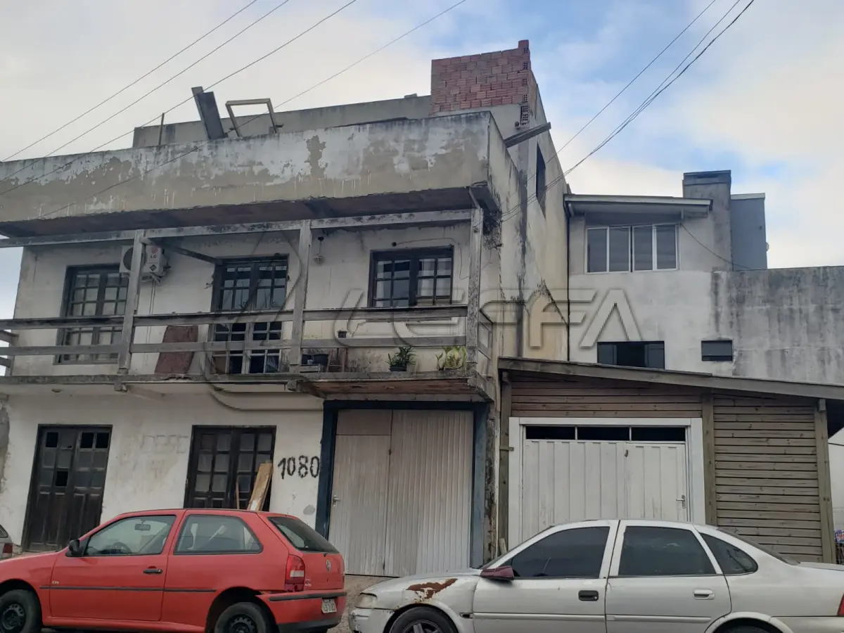 LOTE 001 - UM TERRENO URBANO, com benfeitorias, localizado na Avenida Independência, 1080, Bairro Curtume, na Cidade de Torres/RS