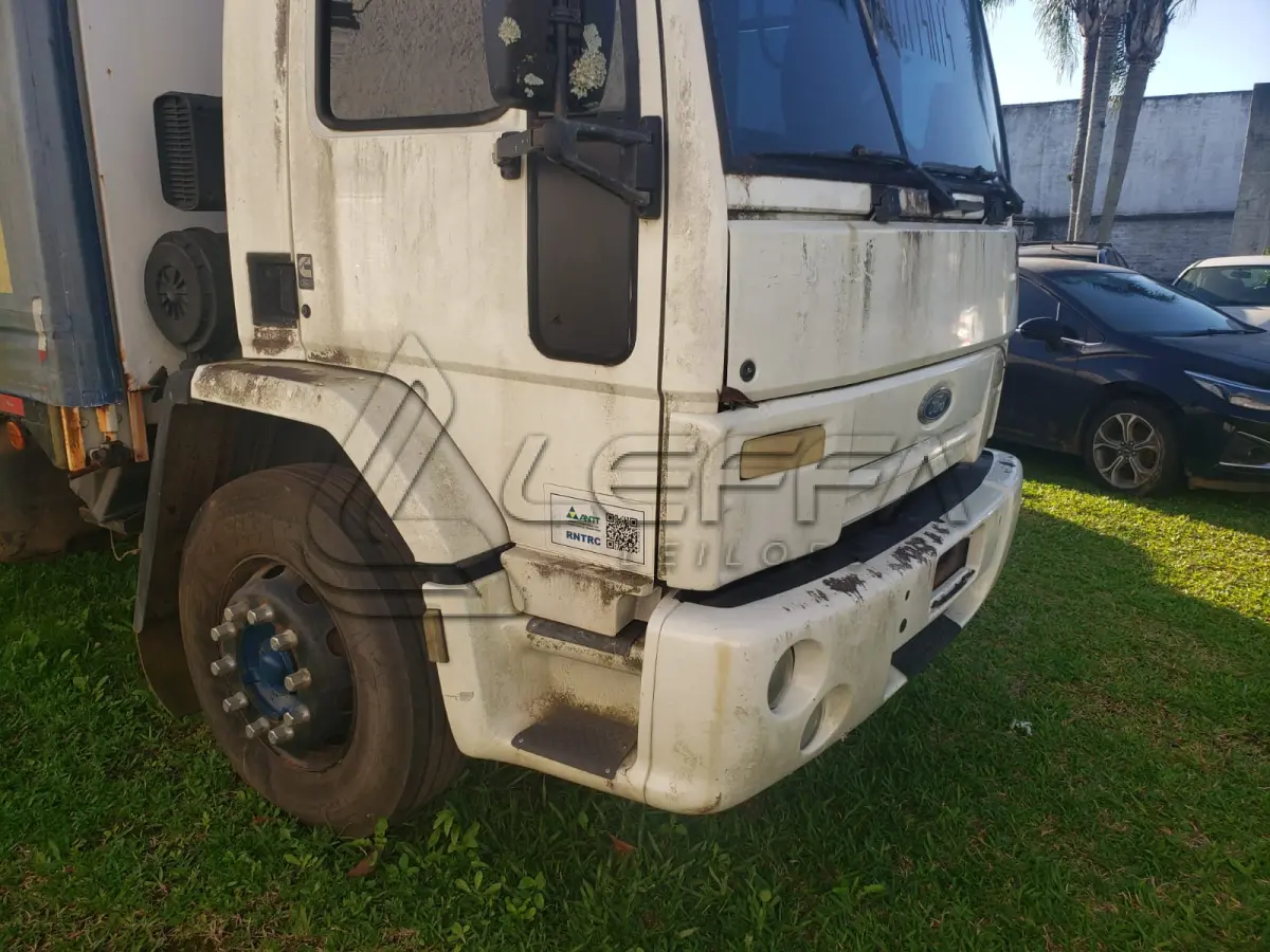 LOTE 002 - UM CAMINHÃO FORD/CARGO 2428E, PLACAS IOZ-7081, ANO 2008, MODELO 2009, CMT, 35,00 TONELADAS, COM CARROCERIA 9M