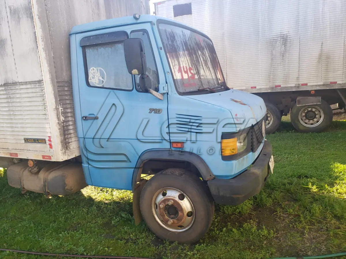 LOTE 001 - UM CAMINHÃO MERCEDES BENZ/710, PLACAS IKD-3985, COR AZUL, ANO/MODELO 2001, RENAVAM 763454389.