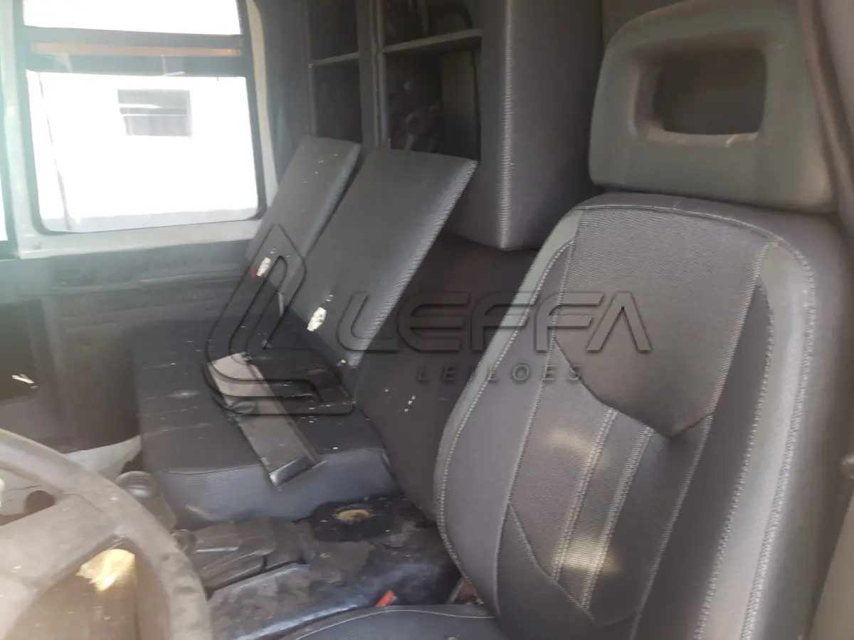 LOTE 002 - UM CAMINHÃO FORD/CARGO 2428E, PLACAS IOZ-7081, ANO 2008, MODELO 2009, CMT, 35,00 TONELADAS, COM CARROCERIA 9M