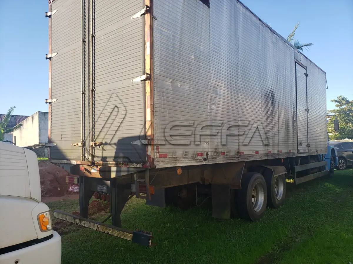 LOTE 003 - UM CAMINHÃO MERCEDES BENZ/L 1418R, PLACAS AJI-8263, ANO/MODELO 2000, COR AZUL