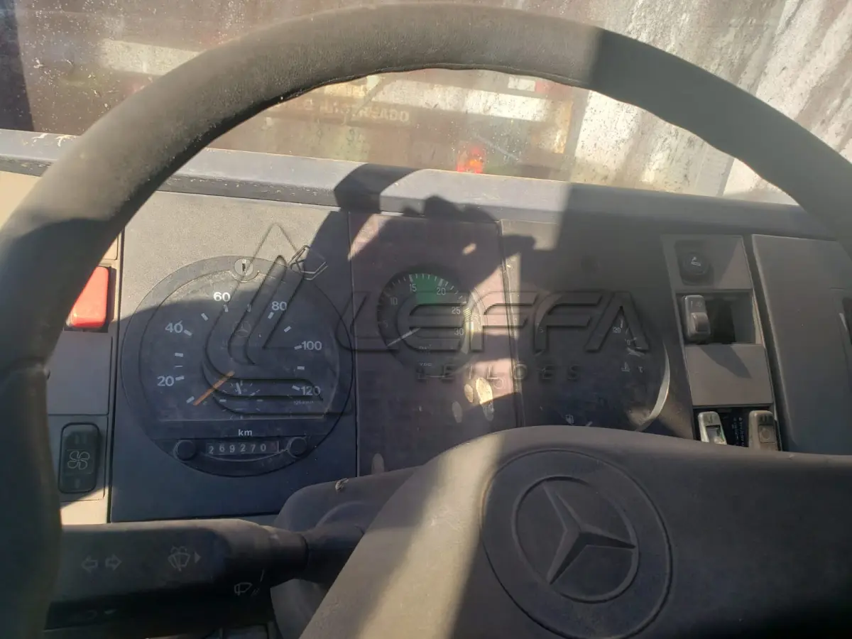 LOTE 001 - UM CAMINHÃO MERCEDES BENZ/710, PLACAS IKD-3985, COR AZUL, ANO/MODELO 2001, RENAVAM 763454389.