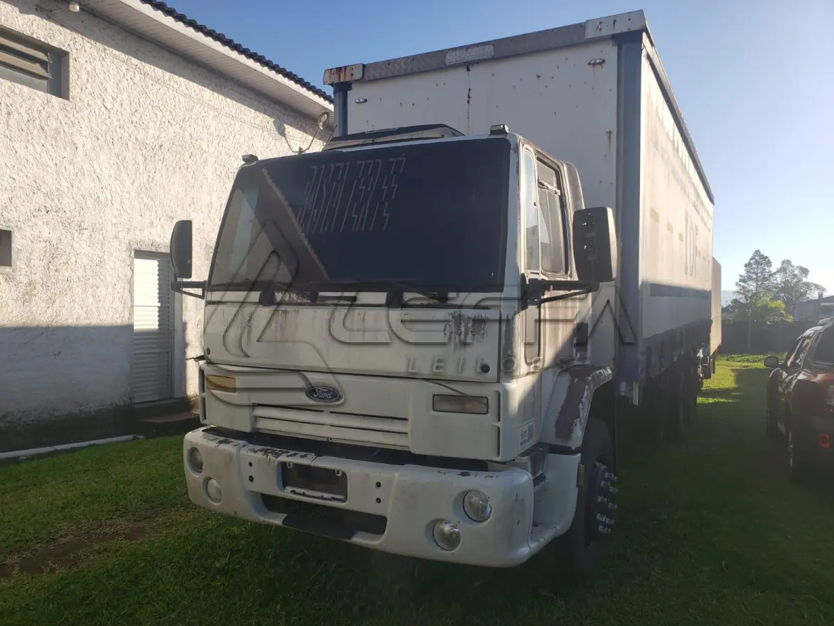 LOTE 002 - UM CAMINHÃO FORD/CARGO 2428E, PLACAS IOZ-7081, ANO 2008, MODELO 2009, CMT, 35,00 TONELADAS, COM CARROCERIA 9M