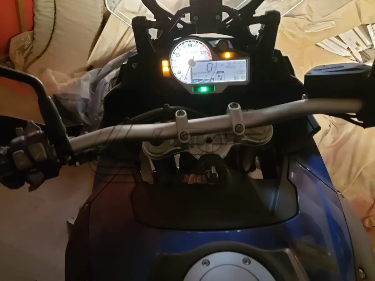 LOTE 003 - UMA MOTOCICLETA BMW S1000 XR, PLACAS QTK-2C48, ANO/MODELO 2019, COR BRANCA, RENAVAM 1210718070