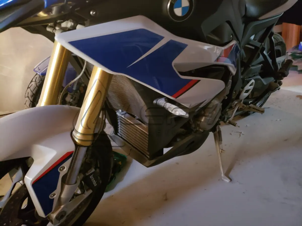 LOTE 003 - UMA MOTOCICLETA BMW S1000 XR, PLACAS QTK-2C48, ANO/MODELO 2019, COR BRANCA, RENAVAM 1210718070
