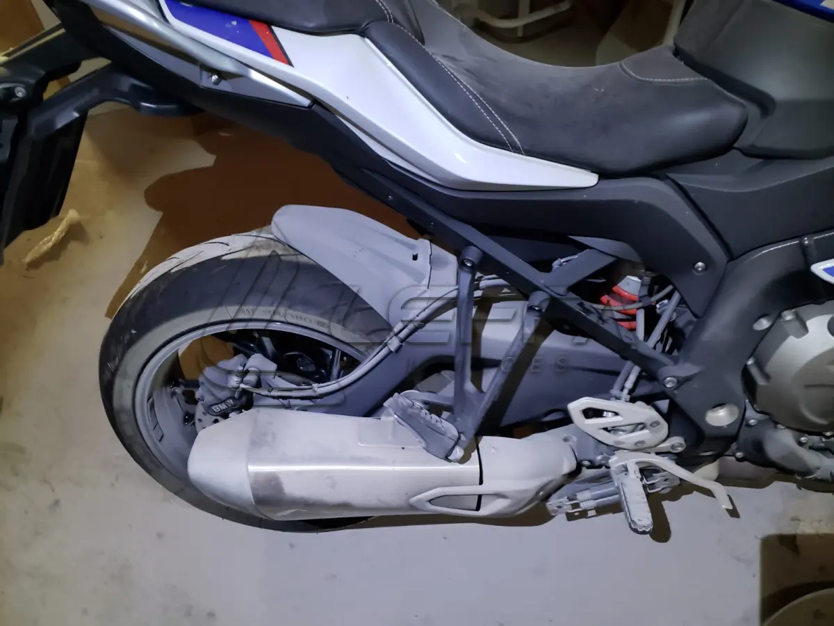 LOTE 003 - UMA MOTOCICLETA BMW S1000 XR, PLACAS QTK-2C48, ANO/MODELO 2019, COR BRANCA, RENAVAM 1210718070
