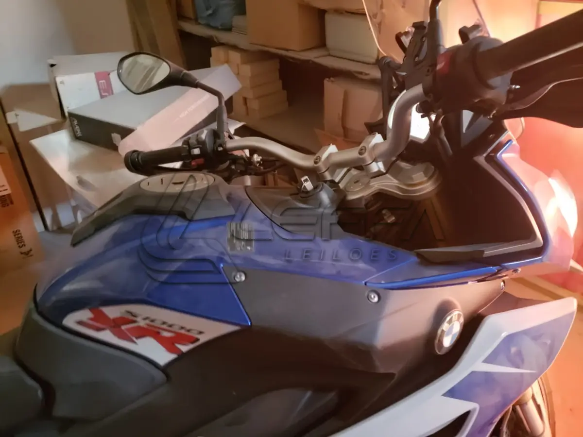 LOTE 003 - UMA MOTOCICLETA BMW S1000 XR, PLACAS QTK-2C48, ANO/MODELO 2019, COR BRANCA, RENAVAM 1210718070