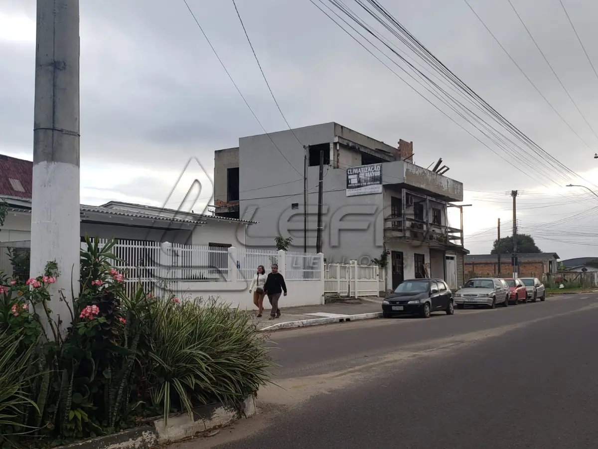 LOTE 001 - UM TERRENO URBANO, com benfeitorias, localizado na Avenida Independência, 1080, Bairro Curtume, na Cidade de Torres/RS