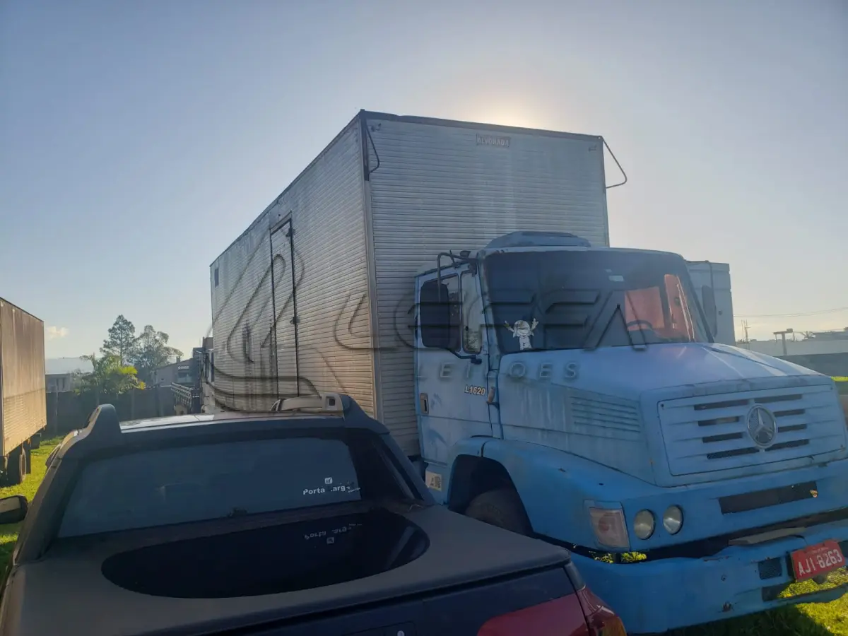 LOTE 003 - UM CAMINHÃO MERCEDES BENZ/L 1418R, PLACAS AJI-8263, ANO/MODELO 2000, COR AZUL