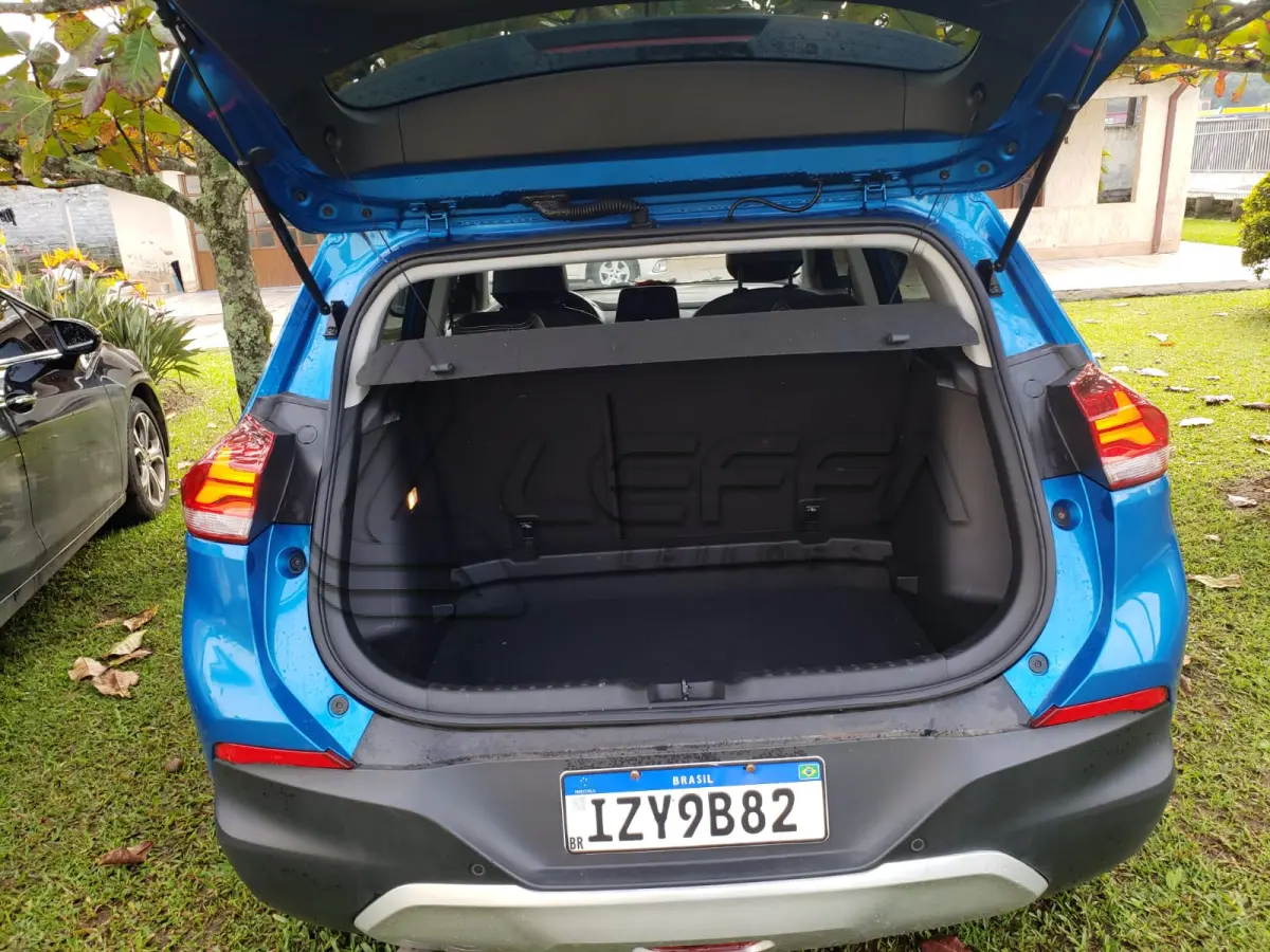 LOTE 002 - UM VEÍCULO GM TRACKER 12T A PR, PLACAS IZY-9B82, ANO/MODELO 2020/2021, COR AZUL, RENAVAM Nº 1227335730