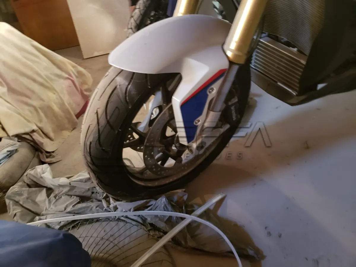 LOTE 003 - UMA MOTOCICLETA BMW S1000 XR, PLACAS QTK-2C48, ANO/MODELO 2019, COR BRANCA, RENAVAM 1210718070