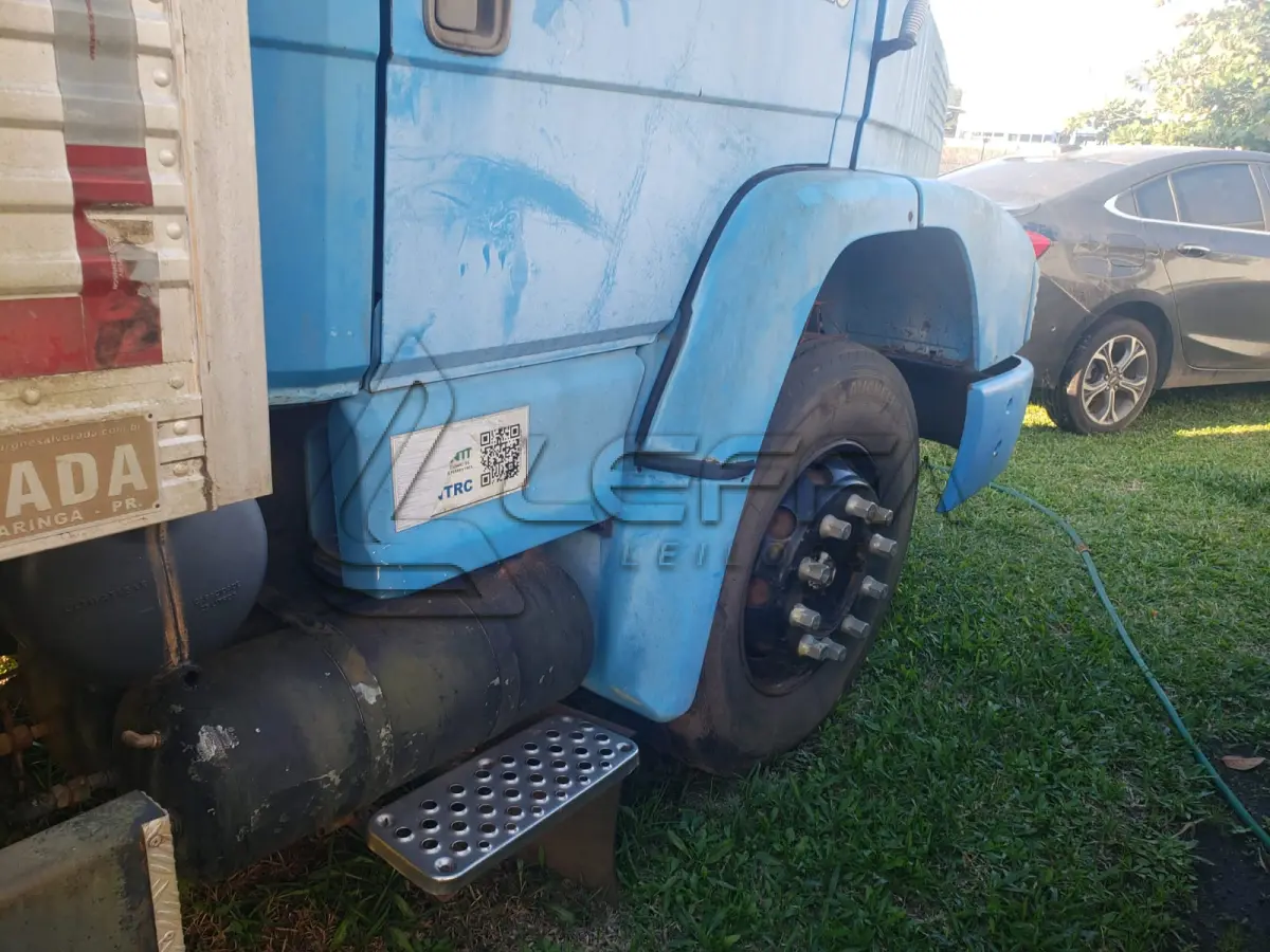 LOTE 003 - UM CAMINHÃO MERCEDES BENZ/L 1418R, PLACAS AJI-8263, ANO/MODELO 2000, COR AZUL