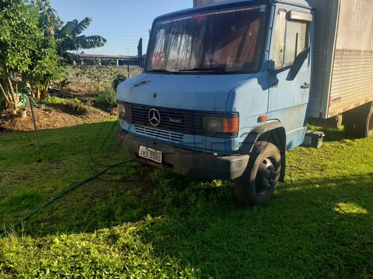 LOTE 001 - UM CAMINHÃO MERCEDES BENZ/710, PLACAS IKD-3985, COR AZUL, ANO/MODELO 2001, RENAVAM 763454389.